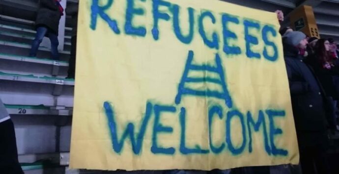 “Refugees Welcome”, la sana ironia dei tifosi rossoblù al “Bentegodi”