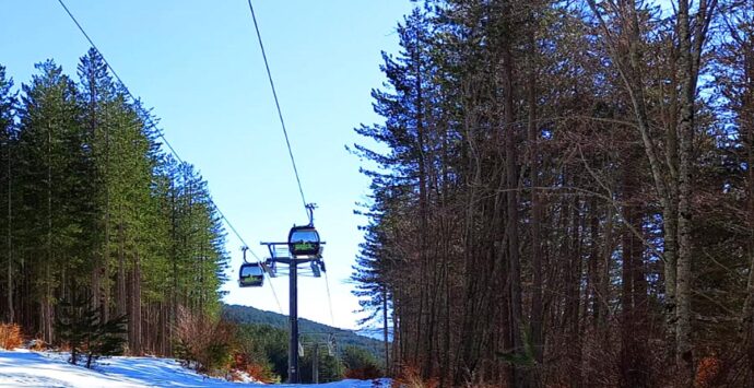 Lorica, da venerdì riapriranno le piste da sci. Gli orari previsti