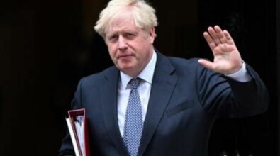 Governo Gb, Boris Johnson rassegna le dimissioni: «Nessuno è indispensabile»