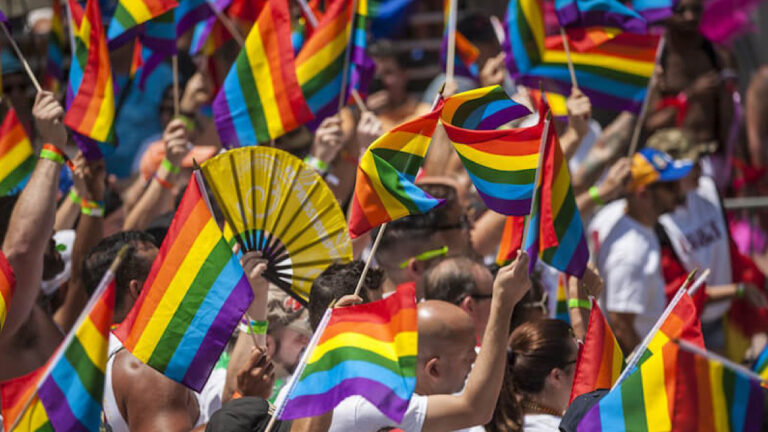 Cosenza Pride 2024, il sindaco Franz Caruso sottoscrive il documento politico